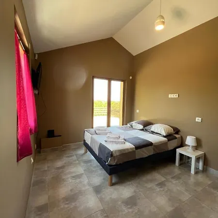 Maison Spacieuse Avec Grand Jardin Et Parking A 20 Min De Lyon Simandres
